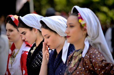 Sırbistan 'ın başkenti Belgrad' da 8 Haziran 2024 'te düzenlenen Sırp Halk Meclisi mitinginde Sırp folklor kostümleri giyen gençler