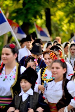 Sırbistan 'ın başkenti Belgrad' da 8 Haziran 2024 'te düzenlenen Sırp Halk Meclisi mitinginde Sırp folklor kostümleri giyen gençler