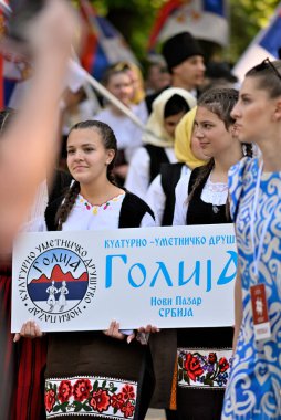 Sırbistan 'ın başkenti Belgrad' da 8 Haziran 2024 'te düzenlenen Sırp Halk Meclisi mitinginde Sırp folklor kostümleri giyen gençler
