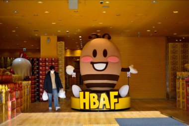 27 Ocak 2024 'te Güney Kore' nin Myeongdong alışveriş bölgesindeki HBAF badem atıştırmalıkları mağazasında.