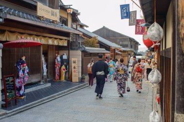 Gion 'u ziyaret eden turistler, 3 Kasım 2017' de Japonya 'nın Kyoto kentindeki eski geleneksel bölge.