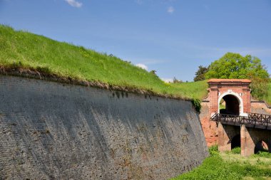 Sırbistan 'ın Voyvodina eyaleti Novi Sad' da Tuna Nehri üzerindeki Petrovaradin Kalesi