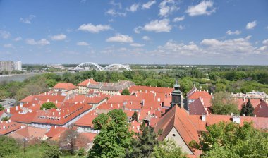 27 Nisan 2023 'te Sırbistan' ın Novi Sad kentindeki Tuna Nehri üzerindeki Petrovaradin tarihi kenti