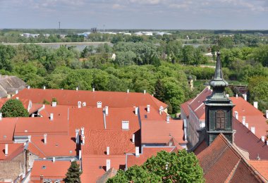 27 Nisan 2023 'te Sırbistan' ın Novi Sad kentindeki Tuna Nehri üzerindeki Petrovaradin tarihi kenti