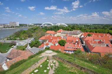 27 Nisan 2023 'te Sırbistan' ın Novi Sad kentindeki Tuna Nehri üzerindeki Petrovaradin tarihi kenti