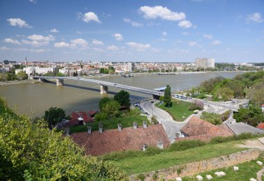 Sırbistan 'ın ikinci büyük kenti ve Voyvodina özerk bölgesinin başkenti olan Novi Sad' ın kenti, 27 Nisan 2023 'te Tuna Nehri üzerindeki Varadin Köprüsü ile kenti.