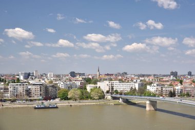 Sırbistan 'ın ikinci büyük kenti ve Voyvodina özerk bölgesinin başkenti olan Novi Sad' ın kenti, 27 Nisan 2023 'te Tuna Nehri üzerindeki Varadin Köprüsü ile kenti.