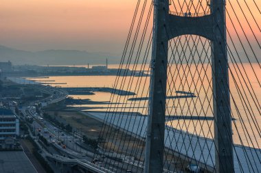 28 Kasım 2017 'de Japonya' nın Osaka kentindeki bir köprünün hava günbatımı görüntüsü