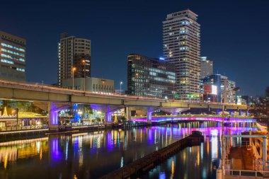 19 Ocak 2018 'de Japonya' nın Osaka kentindeki aydınlatılmış şehir merkezi manzarası