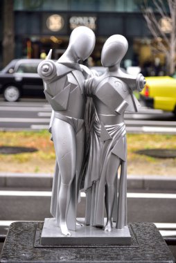 Japonya, Osaka şehir merkezindeki Midosuji Bulvarı 'nda 15 Şubat 2024' te sanatsal heykel