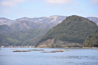 Japonya Denizi üzerinde 17 Şubat 2024 tarihinde Kuzey Kyoto ilinin Ine kentinde Funaya kayıkhaneleri bulunan geleneksel balıkçı köyü
