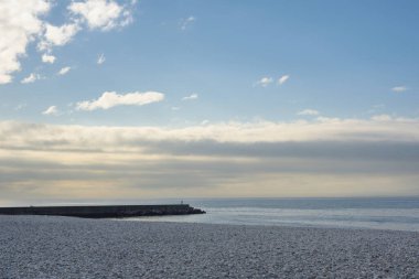 Japonya 'nın İzumisano şehrindeki Tajiri-cho şehrindeki mermer plaj, 18 Şubat 2024