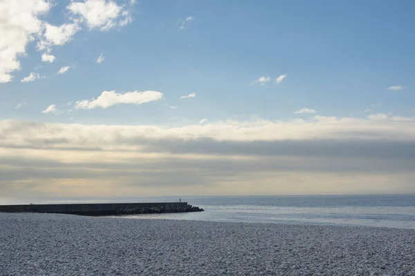 Japonya 'nın İzumisano şehrindeki Tajiri-cho şehrindeki mermer plaj, 18 Şubat 2024