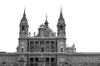 Almudena Kraliyet Katedrali Aziz Mary Katedrali 6 Aralık 2022 tarihinde İspanya 'nın Madrid kentindeki Kraliyet Sarayı' ndan görüldü.