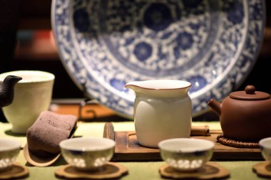 Bardaklı, çaydanlıklı ve dekoratif tabaklı geleneksel çay seti..