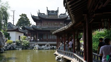 29 Temmuz 2015 tarihinde Çin 'in Şangay kentinde, Ming Hanedanlığı sırasında 1559 yılında inşa edilen Eski Şangay şehrindeki Yuyuan klasik Çin bahçesi.