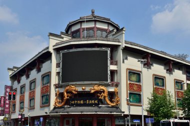 29 Temmuz 2015 tarihinde Çin 'in Şangay kentindeki Eski Şehir Tanrı Tapınağı ticari alanındaki Yuyuan Turist Marketi' ndeki pazarlar ve turistler