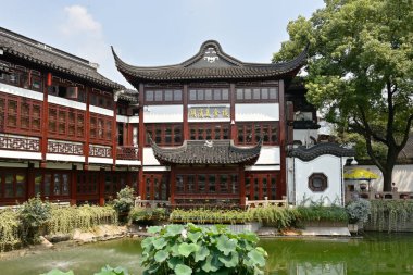 29 Temmuz 2015 tarihinde Çin 'in Şangay kentinde, Ming Hanedanlığı sırasında 1559 yılında inşa edilen Eski Şangay şehrindeki Yuyuan klasik Çin bahçesi.