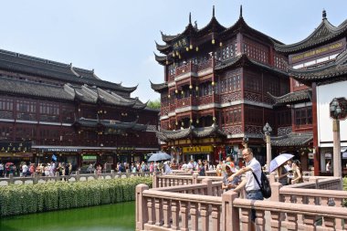 29 Temmuz 2015 tarihinde Çin 'in Şangay kentinde, Ming Hanedanlığı sırasında 1559 yılında inşa edilen Eski Şangay şehrindeki Yuyuan klasik Çin bahçesi.