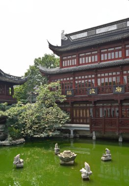 29 Temmuz 2015 tarihinde Çin 'in Şangay kentinde, Ming Hanedanlığı sırasında 1559 yılında inşa edilen Eski Şangay şehrindeki Yuyuan klasik Çin bahçesi.