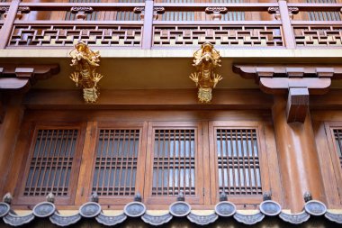 Çin, Şangay şehir merkezindeki Batı Nanjing Yolu 'ndaki tarihi Budist tapınağı kompleksinin mimarisi.