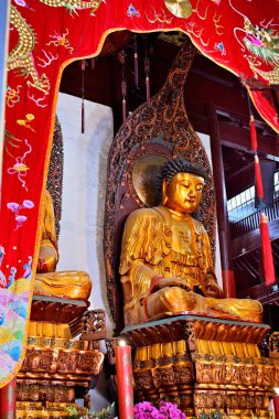 28 Temmuz 2015 tarihinde Çin 'in başkenti Şangay' da Batı Nanjing Yolu 'ndaki tarihi Budist tapınak kompleksi Budist tanrıları.