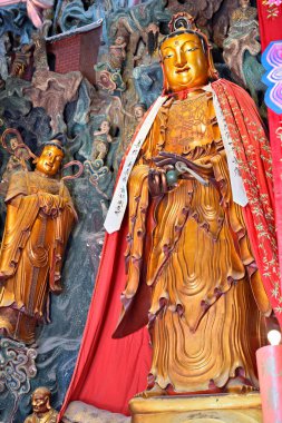 28 Temmuz 2015 tarihinde Çin 'in başkenti Şangay' da Batı Nanjing Yolu 'ndaki tarihi Budist tapınak kompleksi Budist tanrıları.