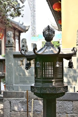 28 Temmuz 2015 tarihinde Çin 'in başkenti Şangay' daki Batı Nanjing Yolu 'ndaki tarihi Budist tapınağı kompleksi tütsü ocağı.