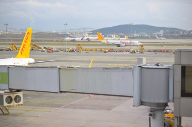 Pegasus Havayolları Türkiye 'nin 15 Aralık 2025 tarihinde İstanbul, Türkiye' deki Sabiha Gökçen Uluslararası Havalimanı 'ndaki işletim üslerinde düşük maliyetli uçaklar