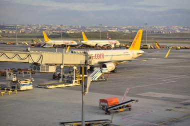 Pegasus Havayolları Türkiye 'nin 15 Aralık 2025 tarihinde İstanbul, Türkiye' deki Sabiha Gökçen Uluslararası Havalimanı 'ndaki işletim üslerinde düşük maliyetli uçaklar