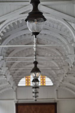 Koridorda asılmış lambalarla süslü tavan..