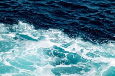 Dalgalar okyanusa çarpıyor Değişen mavi tonlarıyla.