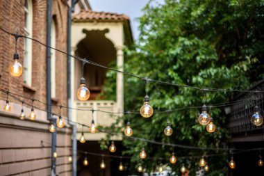 Georgia 'nın Tiflis kentindeki büyüleyici bir avluda asılı duran sokak lambaları.