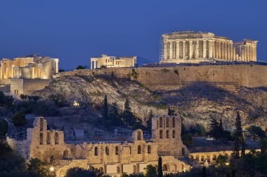 16 Ağustos 2023 'te Yunanistan' ın başkentinde bulunan Atina Akropolü 'nün gece manzarası