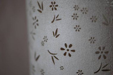 Çiçeksel kesim desenleri olan desenli bir yüzeye yakın çekim.