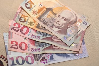 Çeşitli mezhepler ve tasarımlar içeren Gürcistan Lari para birimi notlarının yakın çekimi