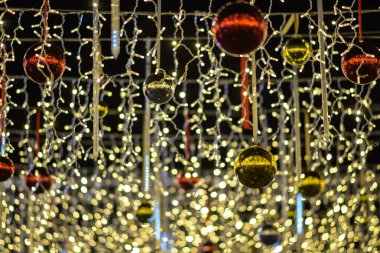 Dekoratif bir gösteride asılı Noel ışıkları ve süsleri..