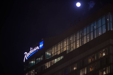 3 Ocak 2026 'da Tiflis, Gürcistan' da gökyüzünde dolunay olan bir Radisson Blu otelinin gece görüntüsü