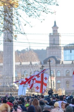7 Ocak 2026 'da Gürcistan' ın başkenti Tiflis 'te geleneksel Alilo Ortodoks Noel alayı ve yardım gecesine katılanlar