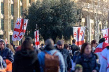 7 Ocak 2026 'da Gürcistan' ın başkenti Tiflis 'te geleneksel Alilo Ortodoks Noel alayı ve yardım gecesine katılanlar