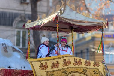 7 Ocak 2026 'da Gürcistan' ın başkenti Tiflis 'te geleneksel Alilo Ortodoks Noel alayı ve yardım gecesine katılanlar