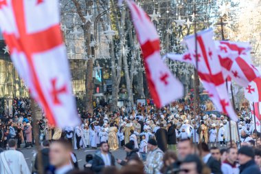 7 Ocak 2026 'da Gürcistan' ın başkenti Tiflis 'te geleneksel Alilo Ortodoks Noel alayı ve yardım gecesine katılanlar