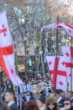 7 Ocak 2026 'da Gürcistan' ın başkenti Tiflis 'te geleneksel Alilo Ortodoks Noel alayı ve yardım gecesine katılanlar