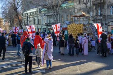 7 Ocak 2026 'da Gürcistan' ın başkenti Tiflis 'te geleneksel Alilo Ortodoks Noel alayı ve yardım gecesine katılanlar