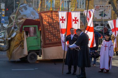 7 Ocak 2026 'da Gürcistan' ın başkenti Tiflis 'te geleneksel Alilo Ortodoks Noel alayı ve yardım gecesine katılanlar
