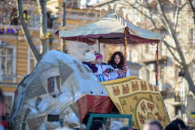 7 Ocak 2026 'da Gürcistan' ın başkenti Tiflis 'te geleneksel Alilo Ortodoks Noel alayı ve yardım gecesine katılanlar