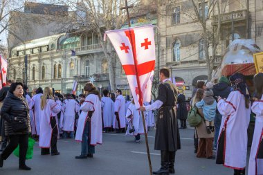 7 Ocak 2026 'da Gürcistan' ın başkenti Tiflis 'te geleneksel Alilo Ortodoks Noel alayı ve yardım gecesine katılanlar