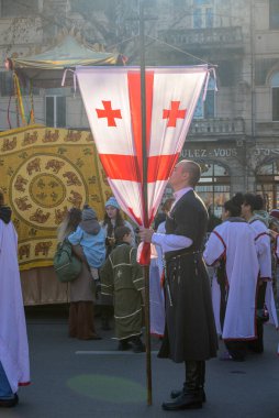 7 Ocak 2026 'da Gürcistan' ın başkenti Tiflis 'te geleneksel Alilo Ortodoks Noel alayı ve yardım gecesine katılanlar