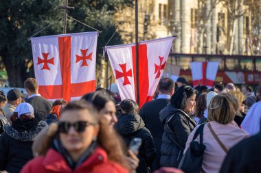 7 Ocak 2026 'da Gürcistan' ın başkenti Tiflis 'te geleneksel Alilo Ortodoks Noel alayı ve yardım gecesine katılanlar