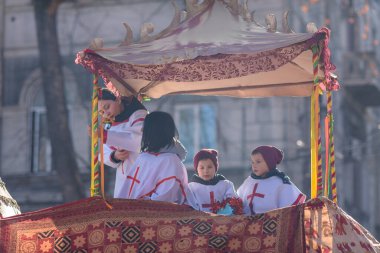 7 Ocak 2026 'da Gürcistan' ın başkenti Tiflis 'te geleneksel Alilo Ortodoks Noel alayı ve yardım gecesine katılanlar